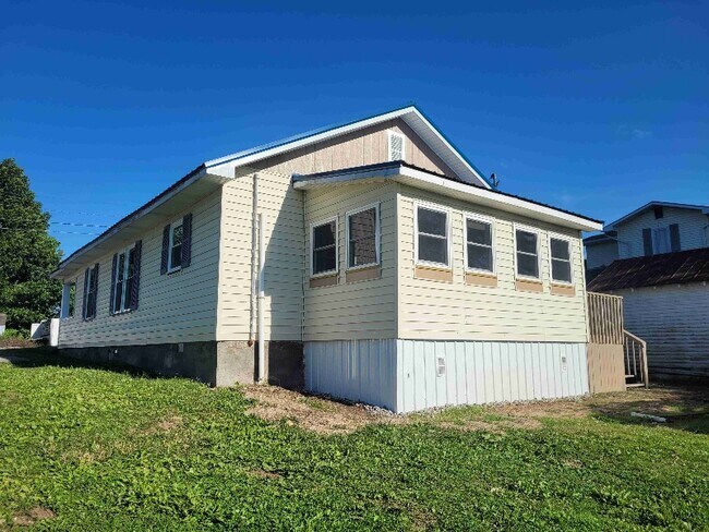 Building Photo - 707 Hall St