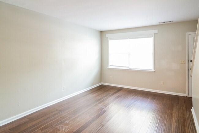 Building Photo - Inviting 2-Bedroom Townhome in Mount Pleasant