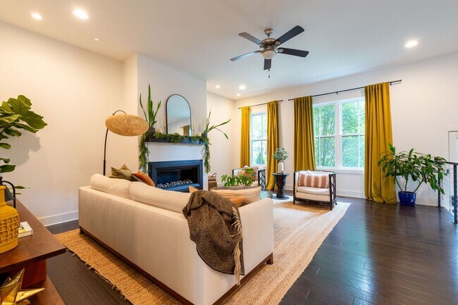 Foto del edificio - 3 bedroom/3.5 bathroom Beauty in the Heart...