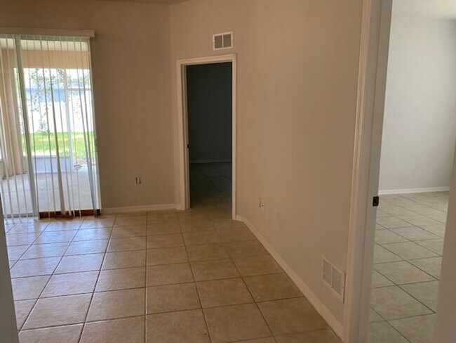 Foto del edificio - 4/2/2 With screened in porch in Indian Trails area!