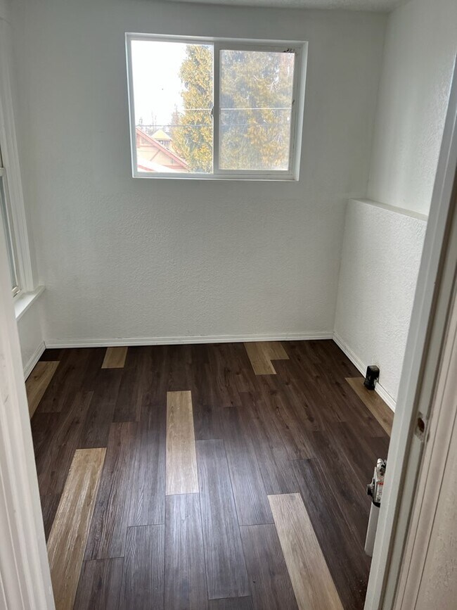 Foto del edificio - 2414 W Broadway Ave