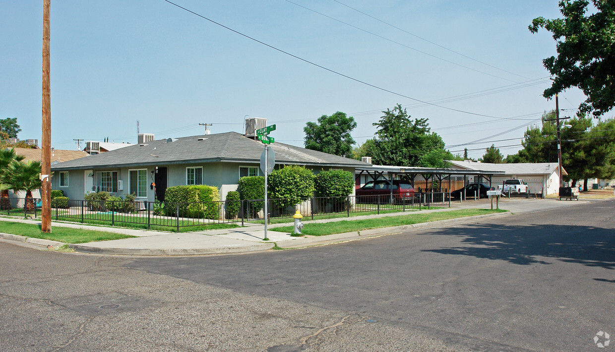 Foto del edificio - 3341 E Clay Ave