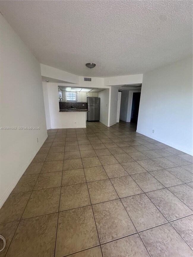 Foto del edificio - 8290 Lake Dr