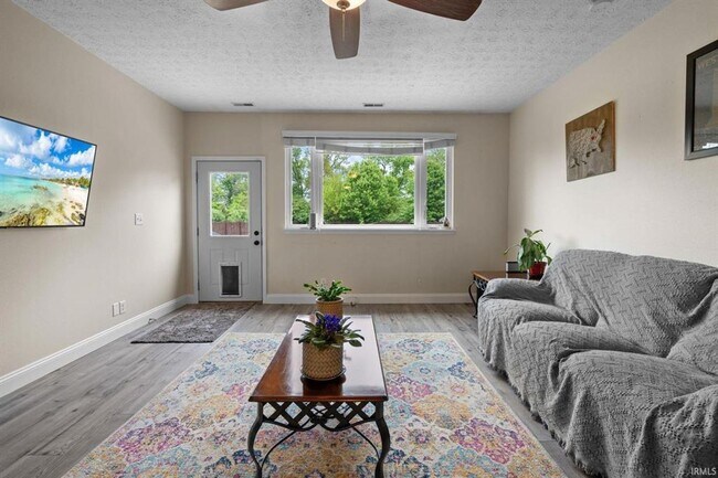 Foto del edificio - 3BR + Den + Biggest Fenced Yard in Neighborhood