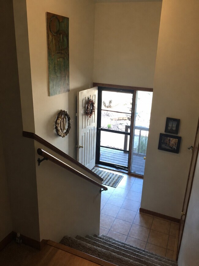 Foto del edificio - 3320 Rosewood Dr