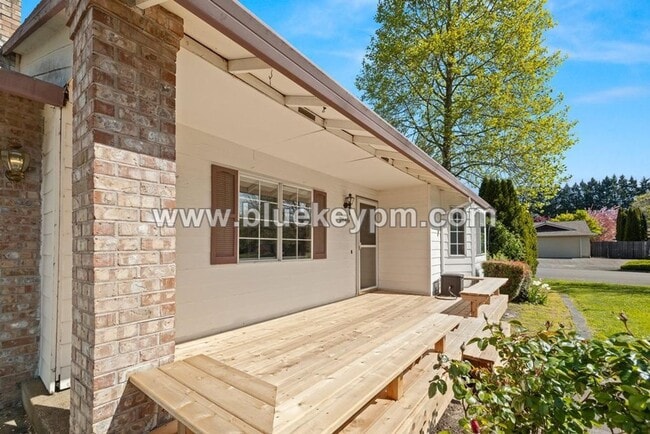 Building Photo - 3 Bed, 2 Bath Home in Wilsonville on a Cul...