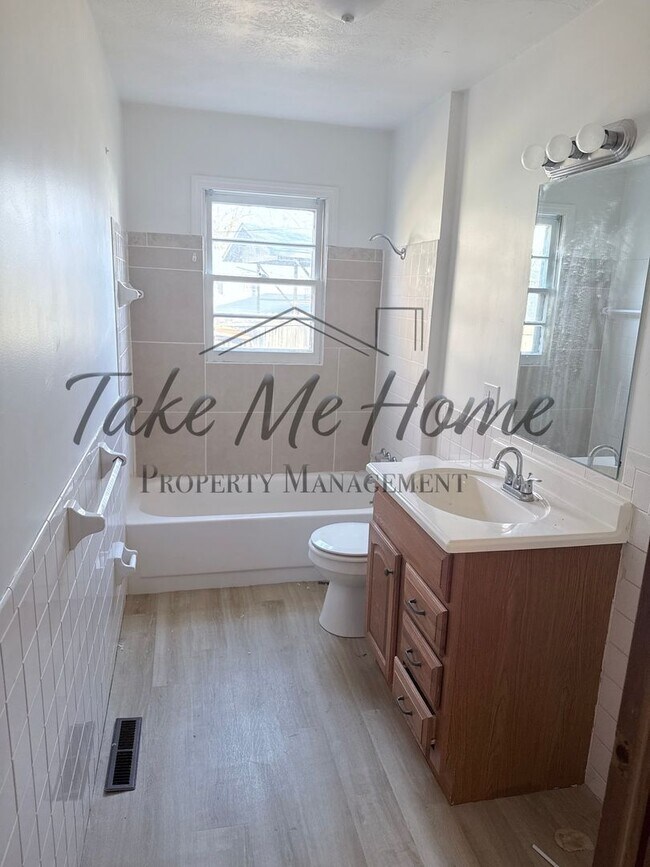 Foto del edificio - Charming 2-Bed, 1-Bath Home for Rent in All-Brick Fourplex