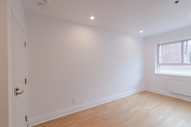Building Photo - 25 Av des Pins O