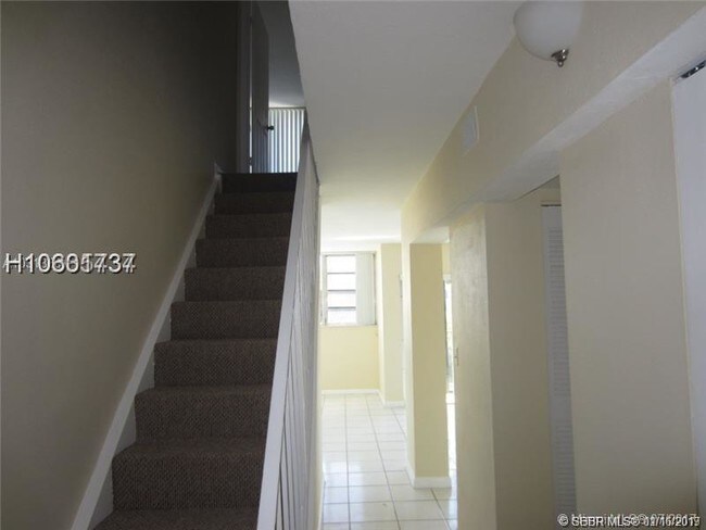Building Photo - 8897 Fontainebleau Blvd