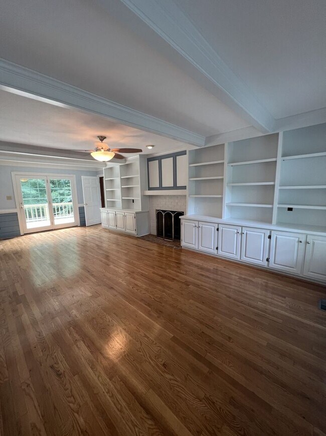 Building Photo - Colonial Home in Fords Colony
