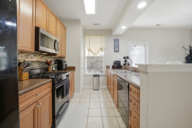 Foto del edificio - 5325 Brinsley Ln