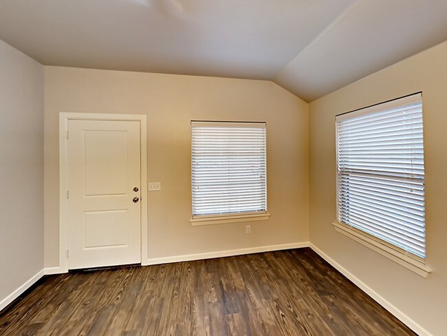 Building Photo - Be the 1st to live in this brand new duplex!