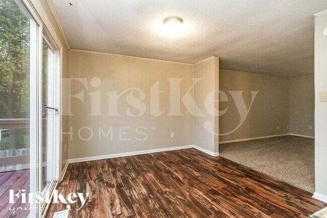 Foto del edificio - 5801 Somers Dr