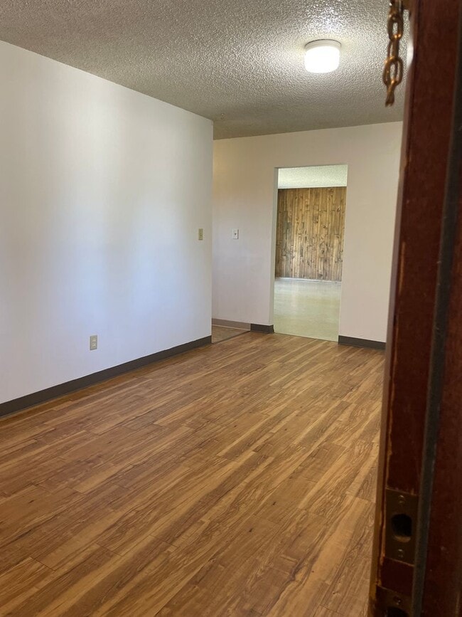 Building Photo - STUDENTS WELCOME! Large 3 bed 1 Bath Main ...