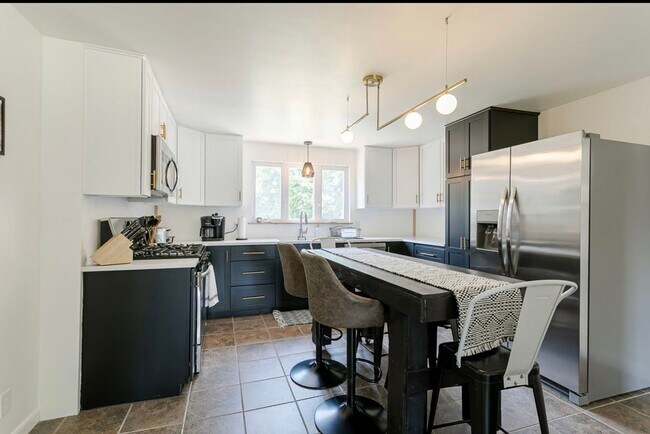 Foto del edificio - Fully Furnished 4 Bed 2 Full Bath Home Ful...