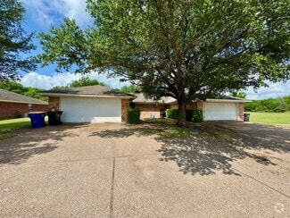Building Photo - 804 Old Lorena Rd