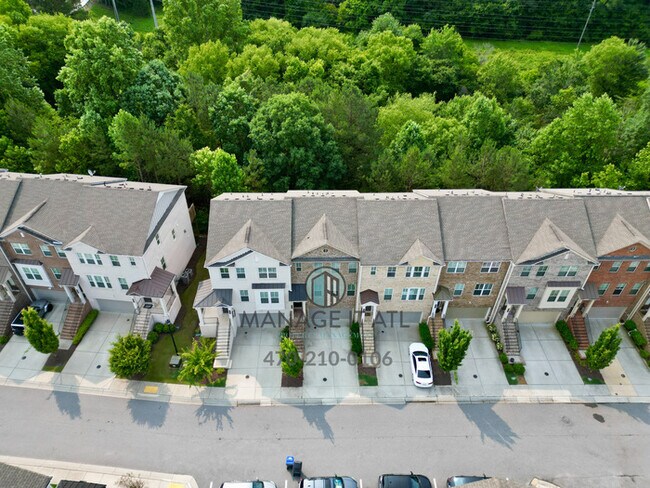 Building Photo - A beautifully maintained 3-bedroom, 3.5-ba...