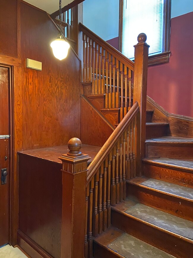 Foyer - 1003 N Division St