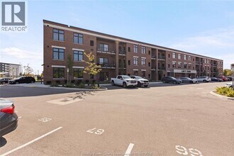 Building Photo - 3180 Meadowbrook Ln