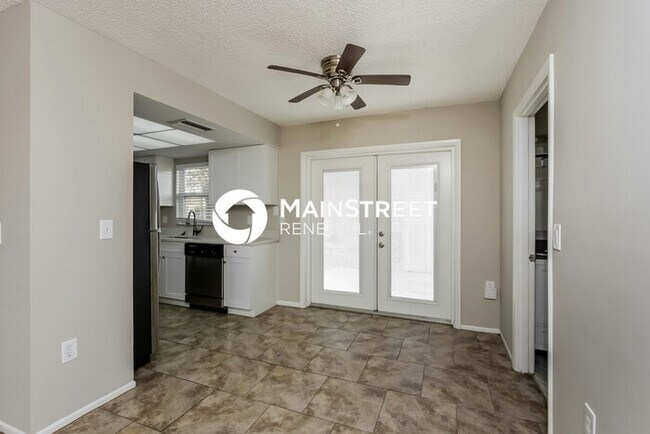 Building Photo - 3 Bedroom Pet-Friendly Home in Sarasota, FL with Main Street Renewal