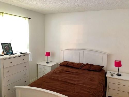 Building Photo - 10163 Twin Lakes Dr