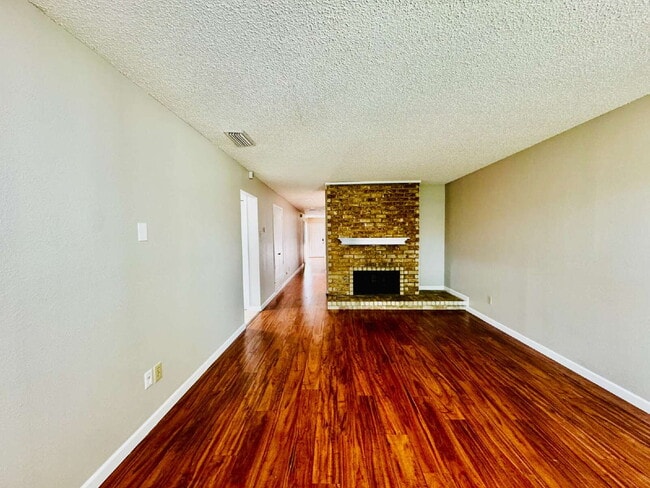 Building Photo - 2 bed, 2 bath, 2 Car Garage, 1-story