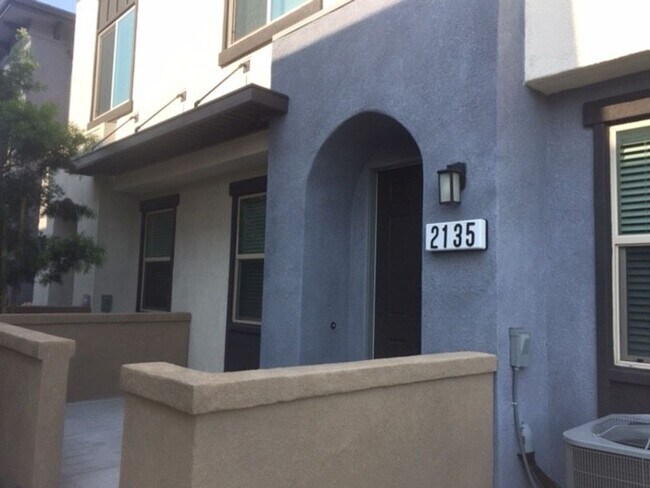 Building Photo - Desirable Coastal Townhome in Vista