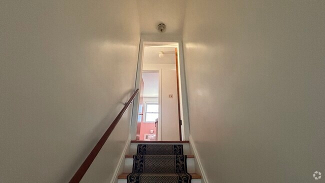 Building Photo - 870 Louisa St