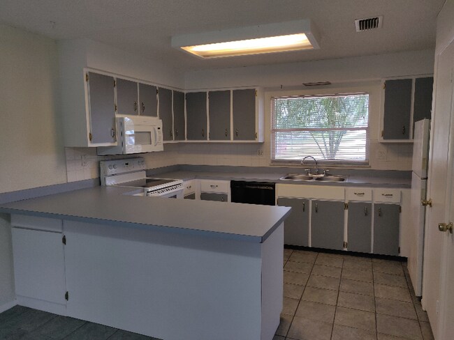 Building Photo - 1737 Vivian Ct