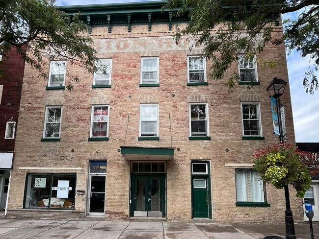 Photo du bâtiment - Bright & Private Studio Apartment!