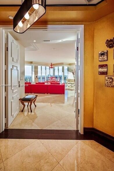 Foto del edificio - 10225 Collins Ave