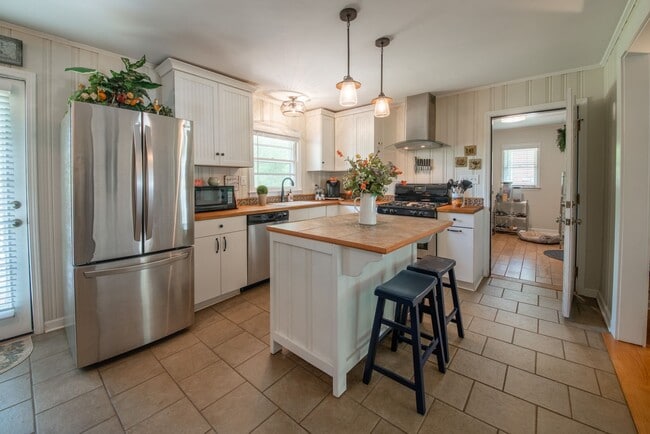 Building Photo - 180 Sherwood Dr