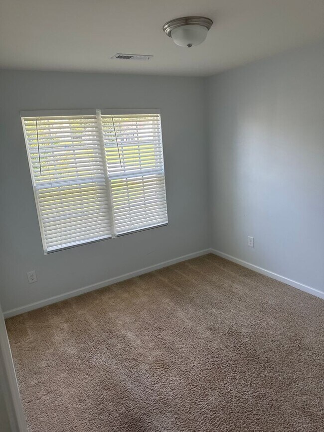 Building Photo - 4 Bedroom Single Family Home in Winston Salem
