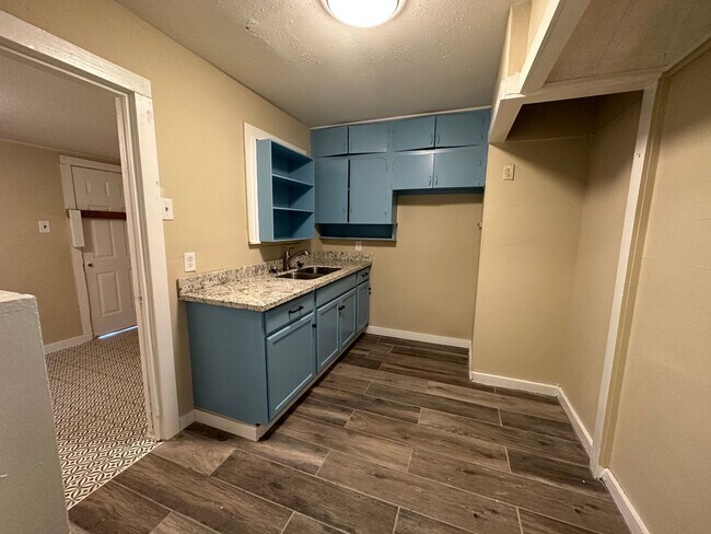 Building Photo - Beautifully Remodeled 2 Bedroom