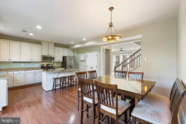 Foto del edificio - 548 Fox River Hills Way
