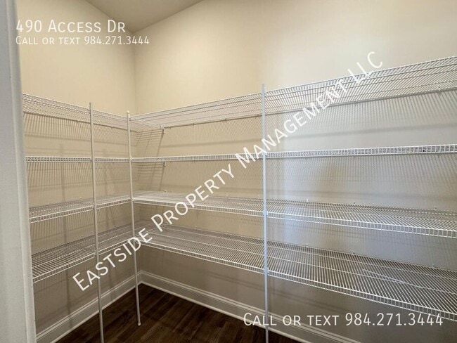 Building Photo - 490 Access Dr