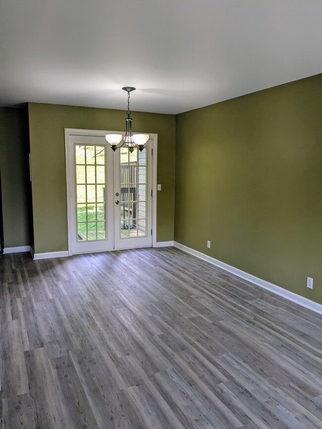 Building Photo - 215 Summit Ridge Dr
