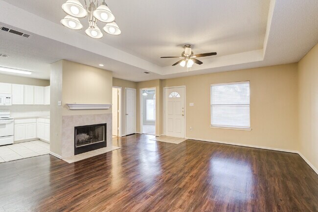Foto del edificio - Conveniently located 2/2/2 with basement!!
