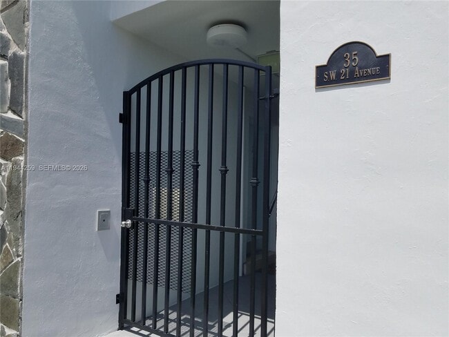 Foto del edificio - 35 SW 21st Ave