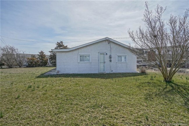 Building Photo - 102 E Boat Dr