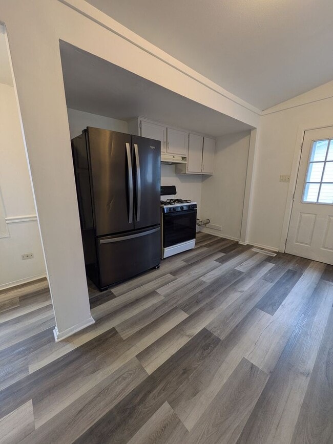 Building Photo - 3 bedroom available for an immediate move!