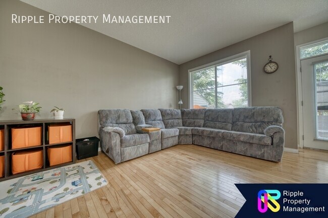 Building Photo - STUNNING 3 BEDS/ 2.5 BATHS TOWNHOUSE WITH ...