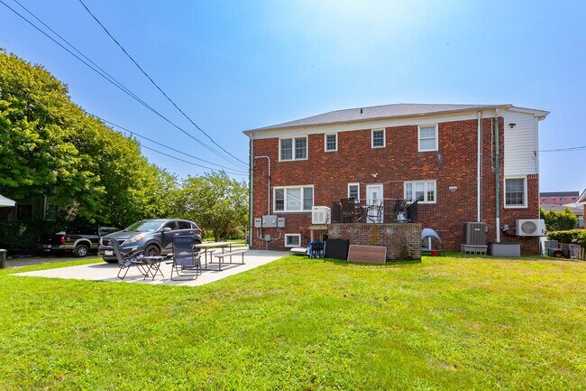 Building Photo - 355 E Beech St