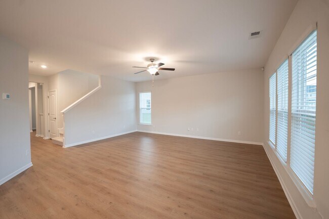 Foto del edificio - Available Now!