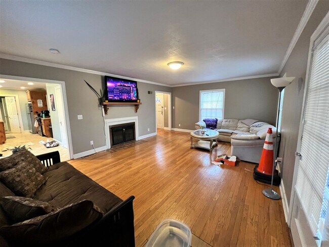 Building Photo - Pre-Leasing for 24/25 School Year