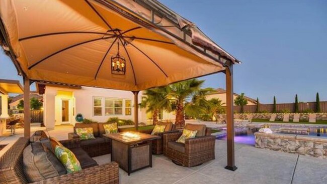 Foto del edificio - 214 Candlewood Ct