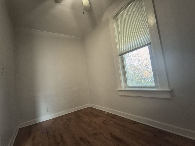 Building Photo - 1532 W 19th St