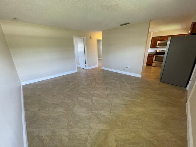 Foto del edificio - ANNUAL RENTAL - POINCIANA-2 BED-1 BATH
