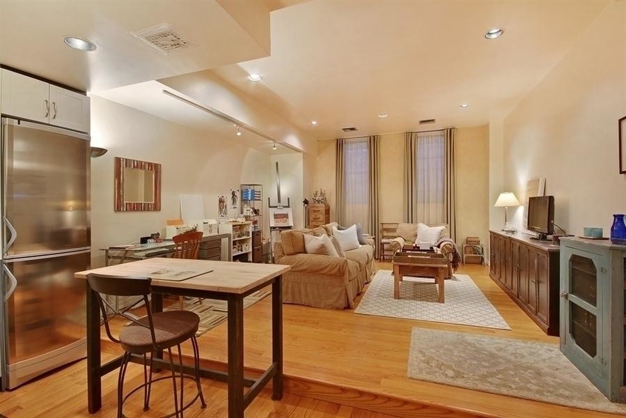 Primary Photo - 253 W 73rd St