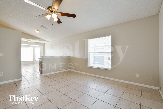 Foto del edificio - 7571 Groveoak Dr